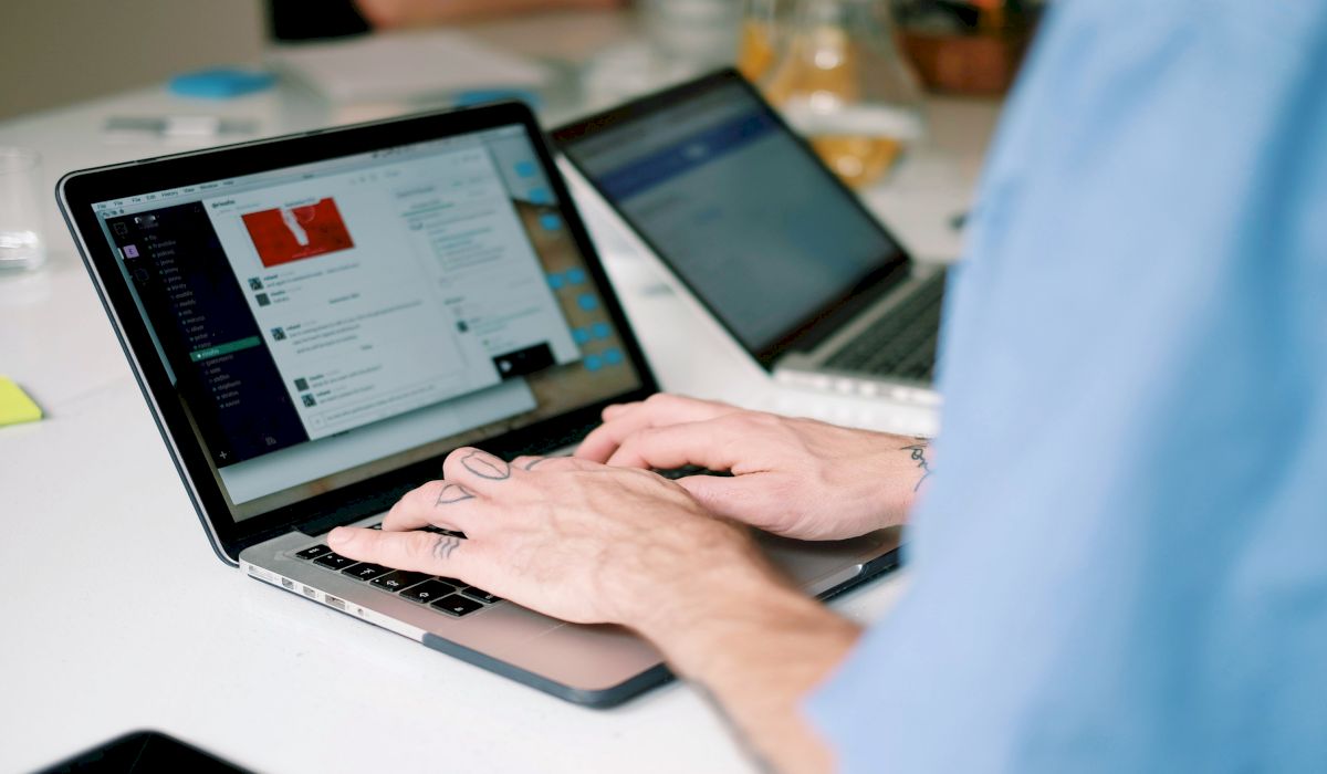 Exemplu de pagină web optimizată SEO, cu accent pe importanța alt text-ului pentru imagini